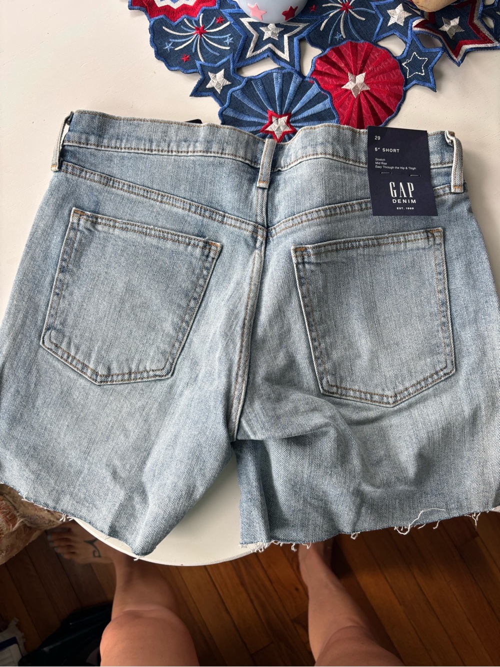 Gap mid rise stretch 5” shorts. NWT size 29